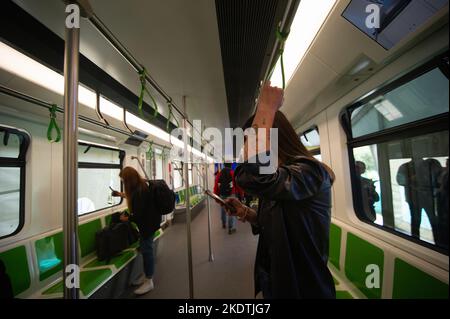 La gente dà un'occhiata al prototipo della metropolitana di Bogotà durante l'evento svelato della metropolitana di Bogotà mentre il sistema della metropolitana di Bogotà inizia a funzionare o sarà disponibile al pubblico nel 2026. Foto di: Chepa Beltran/Long Visual Press Foto Stock