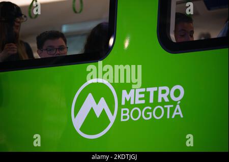 La gente dà un'occhiata al prototipo della metropolitana di Bogotà durante l'evento svelato della metropolitana di Bogotà mentre il sistema della metropolitana di Bogotà inizia a funzionare o sarà disponibile al pubblico nel 2026. Foto di: Chepa Beltran/Long Visual Press Foto Stock