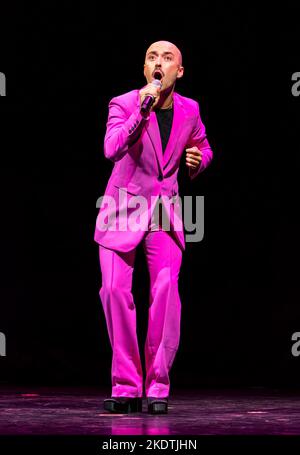 Il comico Rob Madge indossando una tuta rosa si esibisce sul palco durante l'Edinburgh Festival Fringe, Scozia, Regno Unito Foto Stock