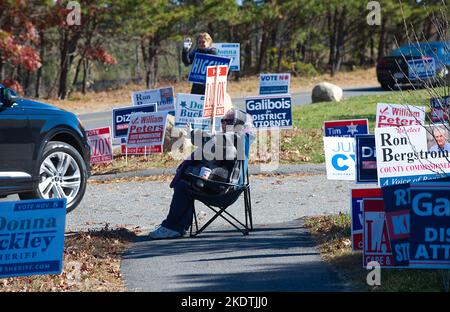 Giornata delle elezioni di metà mandato - US -- Firma in corso a Barnstable, Massachusetts, USA su Cape Cod Foto Stock