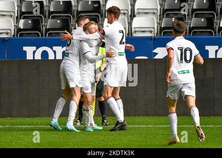 Swansea, Galles. 8 novembre 2022. Josh Thomas di Swansea City festeggia il terzo goal del suo fianco con i compagni di squadra durante la partita della Professional Development League tra Swansea City Under 21 e Queens Park Rangers Under 21 al Swansea.com Stadium di Swansea, Galles, Regno Unito, il 8 novembre 2022. Credit: Duncan Thomas/Majestic Media/Alamy Live News. Foto Stock