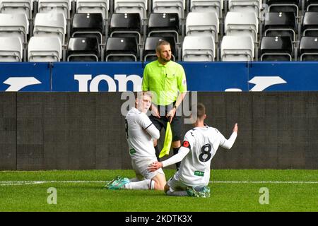 Swansea, Galles. 8 novembre 2022. Josh Thomas di Swansea City festeggia il terzo goal del suo fianco con il compagno di squadra Joel Cotterill di Swansea City durante la partita della Professional Development League tra Swansea City Under 21 e Queens Park Rangers Under 21 al Swansea.com Stadium di Swansea, Galles, Regno Unito, il 8 novembre 2022. Credit: Duncan Thomas/Majestic Media/Alamy Live News. Foto Stock