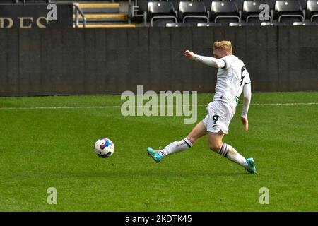 Swansea, Galles. 8 novembre 2022. Josh Thomas di Swansea City segna il terzo goal del suo fianco durante la partita della Professional Development League tra Swansea City Under 21 e Queens Park Rangers Under 21 al Swansea.com Stadium di Swansea, Galles, Regno Unito, il 8 novembre 2022. Credit: Duncan Thomas/Majestic Media/Alamy Live News. Foto Stock