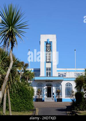Il Riviera Hotel, costruito nel 1937 in stile Art Deco, è ora un edificio classificato di livello II, Weymouth, Dorset, Regno Unito, luglio 2022. Foto Stock