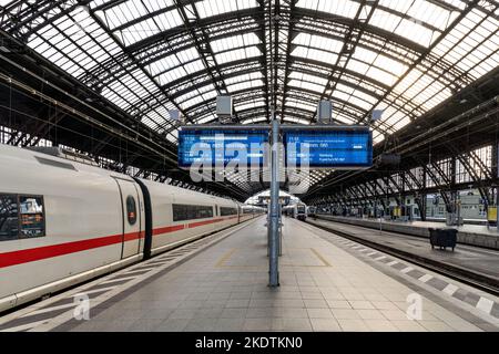 Piattaforma nella stazione centrale di Colonia Foto Stock