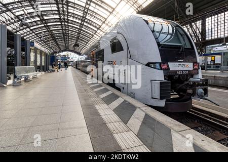 Treno regionale RRX Rhein-Ruhr-Express Siemens Desiro HC alla stazione centrale di Colonia Foto Stock