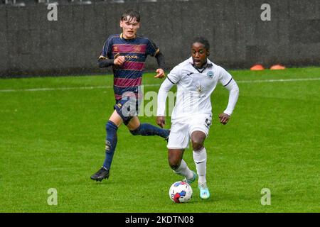 Swansea, Galles. 8 novembre 2022. Tarrelle Whittaker di Swansea City in azione durante la partita della Professional Development League tra Swansea City Under 21 e Queens Park Rangers Under 21 al Swansea.com Stadium di Swansea, Galles, Regno Unito, il 8 novembre 2022. Credit: Duncan Thomas/Majestic Media/Alamy Live News. Foto Stock