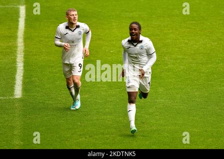 Swansea, Galles. 8 novembre 2022. Tarrelle Whittaker di Swansea City festeggia il quarto goal del suo fianco con Josh Thomas di Swansea City durante il gioco della Professional Development League tra Swansea City Under 21 e Queens Park Rangers Under 21 al Swansea.com Stadium di Swansea, Galles, Regno Unito, il 8 novembre 2022. Credit: Duncan Thomas/Majestic Media/Alamy Live News. Foto Stock