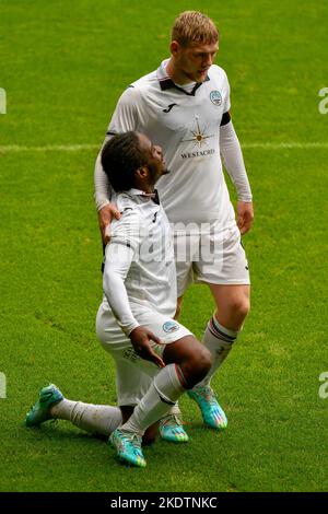 Swansea, Galles. 8 novembre 2022. Tarrelle Whittaker di Swansea City festeggia il quarto goal del suo fianco con Josh Thomas di Swansea City durante il gioco della Professional Development League tra Swansea City Under 21 e Queens Park Rangers Under 21 al Swansea.com Stadium di Swansea, Galles, Regno Unito, il 8 novembre 2022. Credit: Duncan Thomas/Majestic Media/Alamy Live News. Foto Stock