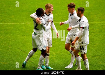 Swansea, Galles. 8 novembre 2022. Tarrelle Whittaker di Swansea City festeggia il quarto goal del suo fianco con i compagni di squadra durante la partita della Professional Development League tra Swansea City Under 21 e Queens Park Rangers Under 21 al Swansea.com Stadium di Swansea, Galles, Regno Unito, il 8 novembre 2022. Credit: Duncan Thomas/Majestic Media/Alamy Live News. Foto Stock