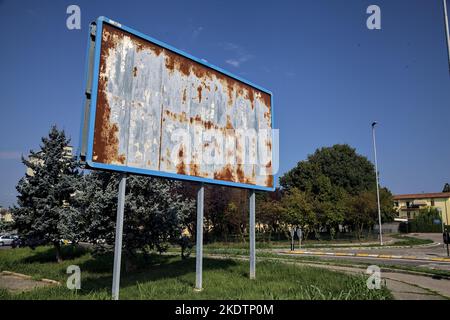 Cartellone vuoto e arrugginito al bordo di una strada nella campagna italiana Foto Stock