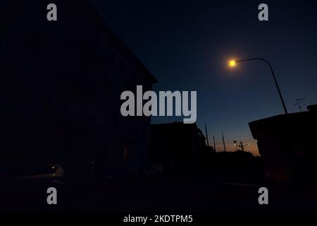 Attraversamento ferroviario in una città al crepuscolo Foto Stock