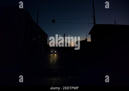 Attraversamento ferroviario in una città al crepuscolo Foto Stock