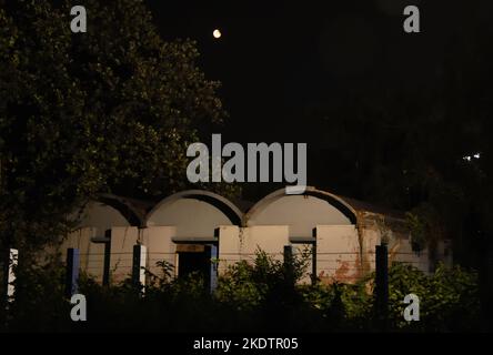 Kolkata, India. 8th Nov 2022. Eclissi lunare parziale osservato sulla Kartika Purnima (luna piena) che è un giorno di buon auspicio nella cultura indù, sikh e Jain il 8 novembre 2022, a Kolkata City, India. (Credit Image: © Biswarup Gangully/eyepix via ZUMA Press Wire) Foto Stock