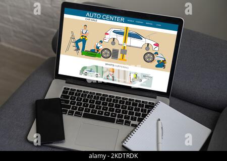 Il personale addetto all'assistenza utilizza il computer portatile per controllare i pezzi di ricambio in magazzino online nel sistema di assistenza per gli interventi di manutenzione nell'ufficio del centro di assistenza e controllare il punto di errore Foto Stock