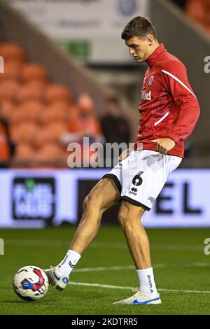 Dael Fry #6 di Middlesbrough durante il warm up pre-partita in vista della partita Sky Bet Championship Blackpool vs Middlesbrough a Bloomfield Road, Blackpool, Regno Unito, 8th novembre 2022 (Foto di Craig Thomas/News Images) Foto Stock