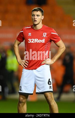 Dael Fry #6 di Middlesbrough durante il warm up pre-partita in vista della partita Sky Bet Championship Blackpool vs Middlesbrough a Bloomfield Road, Blackpool, Regno Unito, 8th novembre 2022 (Foto di Craig Thomas/News Images) Foto Stock