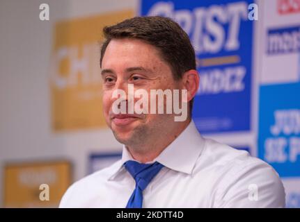 Tampa, Florida, Stati Uniti. 7th Nov 2022. 7 novembre 2022, Tampa, FL: Il candidato democratico per il Chief Financial Officer della Florida, Adam Hattersley, parla con i democratici di area la notte prima del giorno delle elezioni. (Credit Image: © Dominic Gwinn/ZUMA Press Wire) Foto Stock