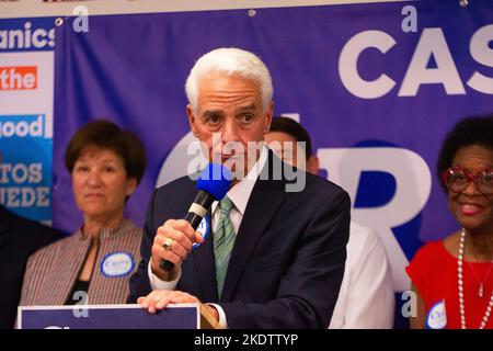 Tampa, Florida, Stati Uniti. 7th Nov 2022. 7 novembre 2022, Tampa, FL: Candidato democratico gubernatorial Charlie Crist tiene un raduno la sede per i candidati democratici di zona, Casa Crist. (Credit Image: © Dominic Gwinn/ZUMA Press Wire) Foto Stock