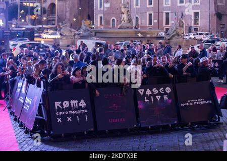 Roma, Italia. 08th Nov 2022. Tifosi in attesa dell'arrivo del cantante italiano Vasco Rossi di fronte al cinema Space moderno a Roma (Foto di Matteo Nardone/Pacific Press) Credit: Pacific Press Media Production Corp./Alamy Live News Foto Stock