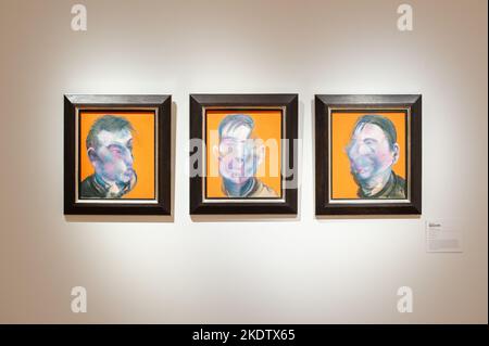 Francis Bacon (1909-1992) tre Studi per l'autoritratto firmati, datati e intitolati 'Studio per l'autoritratto 1979 Francis Bacon' (sul retro di ogni tela) olio trittico su tela ciascuno: 14 x 12 pollici (35,6 x 30,5 cm.) Painted in 1979 in mostra a Visionary: The Paul G. Allen Collection presentato alla Christie's New York Galleries di Rockefeller Center a New York, NY il 8 novembre 2022. L'asta è destinata a svolgersi dal 9 al 10 novembre 2022 ed è stata valutata per oltre $1 miliardi di dollari. La collezione del filantropo Paul G. Allen, co-fondatore di Microsoft, comprende più di 150 capolavori spannin Foto Stock