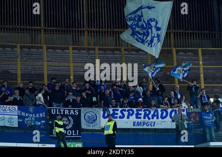 Napoli, Italia. 08th Nov 2022. Tifosi di Empoli durante la Serie Una partita tra Napoli ed Empoli allo Stadio Diego Armando Maradona, Napoli, Italia, il 8 novembre 2022. Credit: Giuseppe Maffia/Alamy Live News Foto Stock