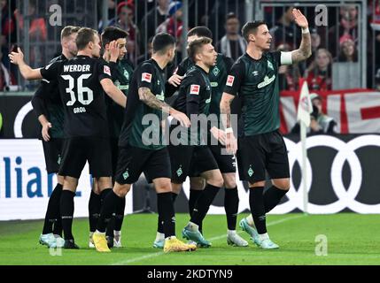 Monaco, Germania. 08th Nov 2022. Calcio: Bundesliga, FC Bayern Monaco - SV Werder Brema, 14° giorno di incontro all'Allianz Arena. I giocatori di Brema si rallegrano dell'obiettivo di 1:1. Credit: Sven Hoppe/dpa - NOTA IMPORTANTE: In conformità ai requisiti della DFL Deutsche Fußball Liga e del DFB Deutscher Fußball-Bund, è vietato utilizzare o utilizzare fotografie scattate nello stadio e/o della partita sotto forma di sequenze di immagini e/o serie di foto simili a video./dpa/Alamy Live News Foto Stock