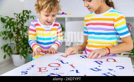 Il bambino impara le lettere inglesi. Messa a fuoco selettiva. Bambino. Foto Stock