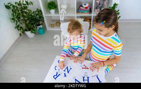 Il bambino impara le lettere inglesi. Messa a fuoco selettiva. Bambino. Foto Stock