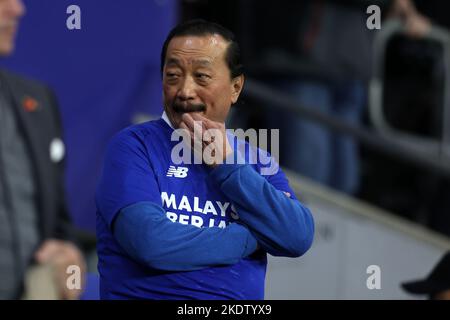 Cardiff, Regno Unito. 08th Nov 2022. Vincent Tan, il proprietario della città di Cardiff, guarda dal box dei direttori. Partita del campionato EFL Skybet, Cardiff City contro Hull City al Cardiff City Stadium di Cardiff, Galles, martedì 8th novembre 2022. Questa immagine può essere utilizzata solo per scopi editoriali. Solo per uso editoriale, licenza richiesta per uso commerciale. Nessun utilizzo nelle scommesse, nei giochi o nelle pubblicazioni di un singolo club/campionato/giocatore. pic di Andrew Orchard/Andrew Orchard SPORTS photography/Alamy Live news Credit: Andrew Orchard SPORTS photography/Alamy Live News Foto Stock