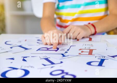 Il bambino impara le lettere inglesi. Messa a fuoco selettiva. Bambino. Foto Stock