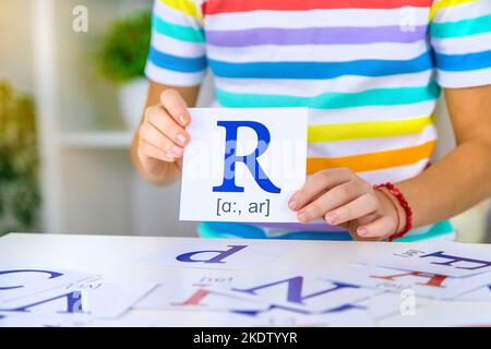 Il bambino impara le lettere inglesi. Messa a fuoco selettiva. Bambino. Foto Stock