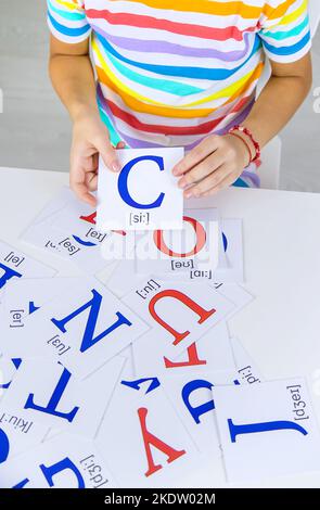 Il bambino impara le lettere inglesi. Messa a fuoco selettiva. Bambino. Foto Stock