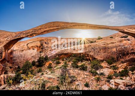 Colorful Landscape Arch Sunset tardo pomeriggio Devils Garden Arches National Park Moab Utah USA Southwest Foto Stock