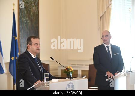 Atene, Attiki, Grecia. 8th Nov 2022. Primo vice primo ministro della Serbia e ministro degli Affari esteri Ivica da?i? (A sinistra), durante le dichiarazioni con il ministro degli Esteri greco Nikos Dendias (a destra) (Credit Image: © Dimitrios Karvountzis/Pacific Press via ZUMA Press Wire) Foto Stock