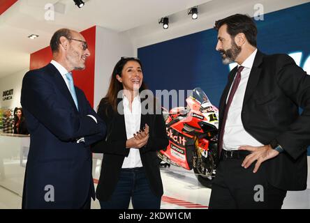 Milano, Italia. 08th Nov 2022. Milano, Italia EICMA 2022 dal 8 al 13 novembre nella foto: Patrizia Cianetti Direttore Marketing e comunicazione Ducati Motor Holding, Pietro Meda presidente EICMA, massimo Palermo, Amministratore Delegato di Fiera Milano Credit: Independent Photo Agency/Alamy Live News Foto Stock