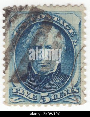 USA - 1879: Un francobollo blu da 5 centesimi raffigurante il ritratto di Zachary Taylor, leader militare americano che è stato il 12th presidente degli Stati Uniti dal 1849 fino alla sua morte nel 1850. Taylor in precedenza era un ufficiale di carriera nell'esercito degli Stati Uniti, salendo al rango di maggiore generale e diventando un eroe nazionale come conseguenza delle sue vittorie nella guerra messicano-americana. Di conseguenza, ha vinto l’elezione alla Casa Bianca nonostante le sue vaghi convinzioni politiche. La sua massima priorità in qualità di presidente era preservare l'Unione. Morì 16 mesi nel suo mandato Foto Stock