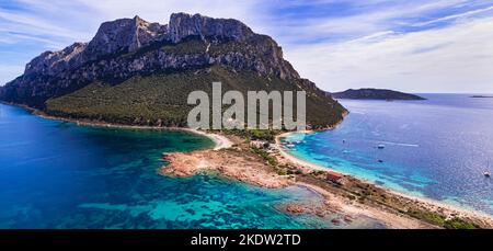 Vista panoramica aerea del drone sulla splendida isola e spiaggia Tavolara in Sardegna. Sardegna vacanze estive italiane Foto Stock