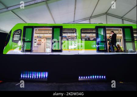 La gente dà un'occhiata al prototipo della metropolitana di Bogotà durante l'evento svelato della metropolitana di Bogotà mentre il sistema della metropolitana di Bogotà inizia a funzionare o Be ava Foto Stock