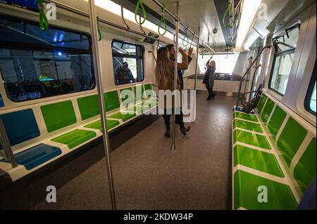 La gente dà un'occhiata al prototipo della metropolitana di Bogotà durante l'evento svelato della metropolitana di Bogotà mentre il sistema della metropolitana di Bogotà inizia a funzionare o Be ava Foto Stock