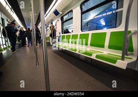 La gente dà un'occhiata al prototipo della metropolitana di Bogotà durante l'evento svelato della metropolitana di Bogotà mentre il sistema della metropolitana di Bogotà inizia a funzionare o Be ava Foto Stock