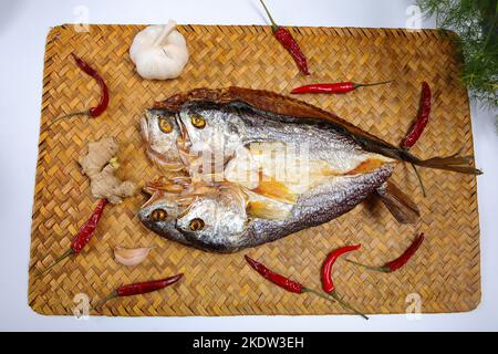 Una piccola quantità di pesce secco Foto Stock