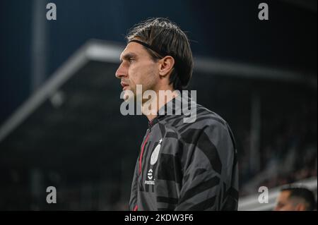 Cremona, Italia. 8th Novembre 2022. Tatarusanu Ciprian dell'AC Milan durante la Serie Italiana Un incontro di tootball tra US Cremonese e AC Milan il 8 novembre 2022 allo Stadio Giovanni Zini di Cremona. Credit: Tiziano Ballabio/Alamy Live News Foto Stock