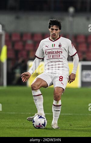 Cremona, Italia. 8th Novembre 2022. Sandro tonali dell'AC Milan durante la Serie Italiana Un incontro di tootball tra US Cremonese e AC Milan il 8 novembre 2022 allo Stadio Giovanni Zini di Cremona. Credit: Tiziano Ballabio/Alamy Live News Foto Stock