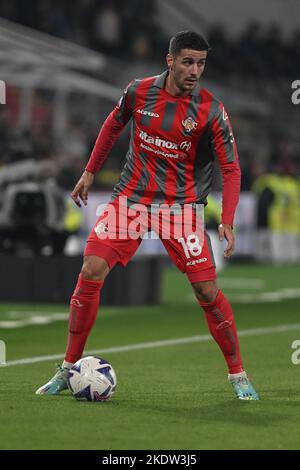 Cremona, Italia. 8th Novembre 2022. Paolo Ghiglione di noi Cremonese durante la Serie Italiana Un incontro di tootball tra US Cremonese e AC Milan il 8 novembre 2022 allo Stadio Giovanni Zini di Cremona. Credit: Tiziano Ballabio/Alamy Live News Foto Stock