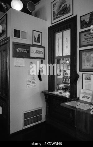 Una vista della biglietteria d'epoca istiga la stazione ferroviaria panoramica di Conway a North Conway, New Hampshire. L'immagine è stata acquisita su nero analogico A. Foto Stock