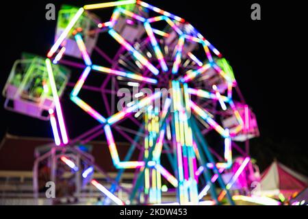 Ruota panoramica di notte colorata con all'aperto Foto Stock