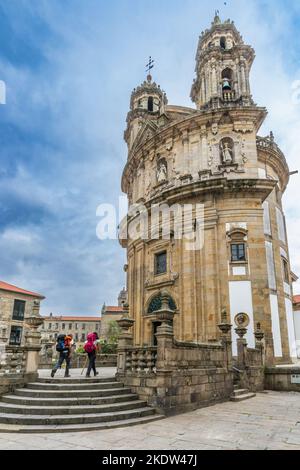 Pontevedra, Spagna, 9 ottobre 2022. Pellegrini che entrano nella chiesa di la Peregrina a Pontevedra, Foto Stock