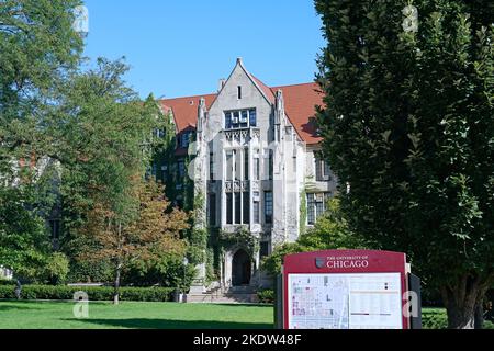 Chicago, USA - Agosto 2022: Cartello dell'Università di Chicago con mappa del campus e tipico edificio in stile gotico nel campus principale. Foto Stock