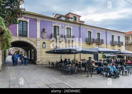 Pontevedra, Spagna, 9 ottobre 2022. Persone che beve in una piazza centrale della città di Pontevedra. Foto Stock